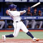 Randy Arozarena (56), jardinero de los Tampa Bay Rays, batea un doble ante Cole Irvin (19), lanzador de los Baltimore Orioles, durante la tercera entrada en el Tropicana Field de San Petersburgo, el viernes 7 de junio de 2024.
