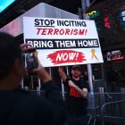 Un manifestante proisraelí en Nueva York