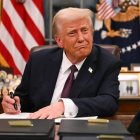 El presidente de Estados Unidos, Donald Trump, firma órdenes ejecutivas en la Oficina Oval de la Casa Blanca en Washington, DC, el 20 de enero de 2025.