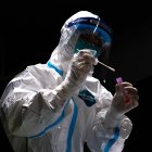 Personal médico chino realiza una prueba de covid-19