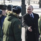 Vladimir Putin con soldados rusos