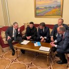 En esta fotografía tomada y difundida por el Ministerio de Asuntos Exteriores ucraniano el 10 de mayo de 2025, (de izq. a dcha.) el primer ministro británico Keir Starmer, el presidente ucraniano Volodymyr Zelensky, el presidente francés Emmanuel Macron, el primer ministro polaco Donald Tusk y el canciller alemán Friedrich Merz asisten a una llamada telefónica con el presidente estadounidense tras su reunión en Kiev, en medio de la invasión rusa de Ucrania.